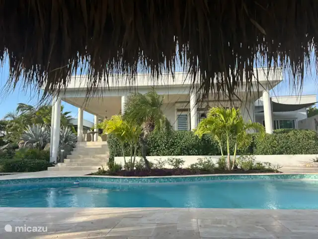 Vue de la maison depuis la piscine